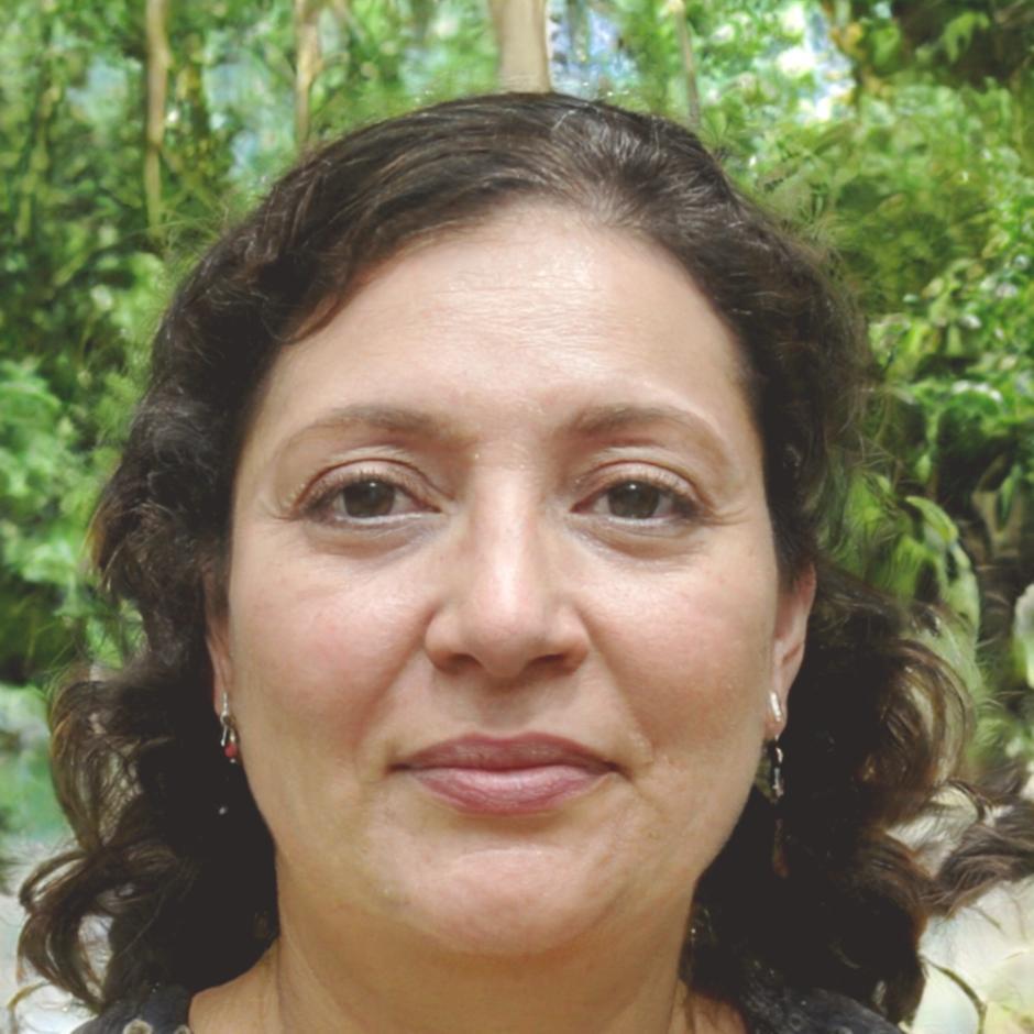Profesional financiera sonriendo en entorno de oficina