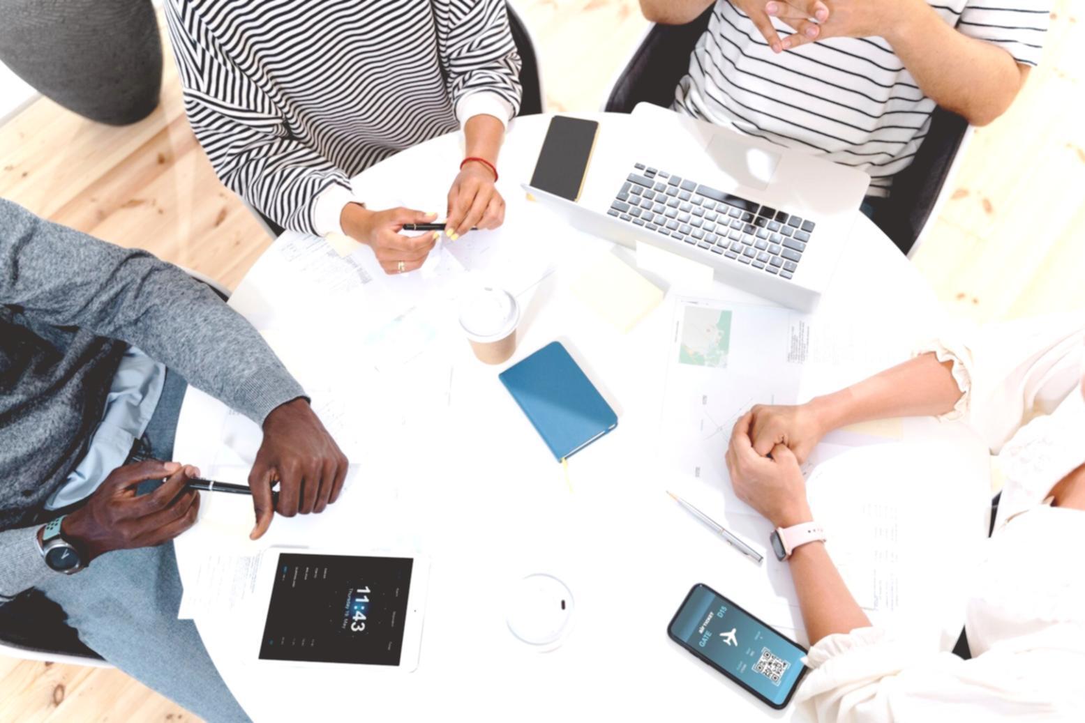 Equipo de trabajo colaborando en análisis financiero